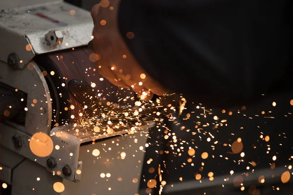 Demirci bir at nalı hazırlıyor