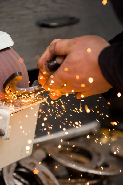 Demirci bir at nalı hazırlıyor