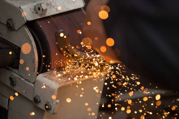 Demirci bir at nalı hazırlıyor