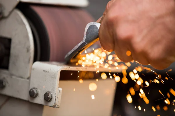 Demirci bir at nalı hazırlıyor