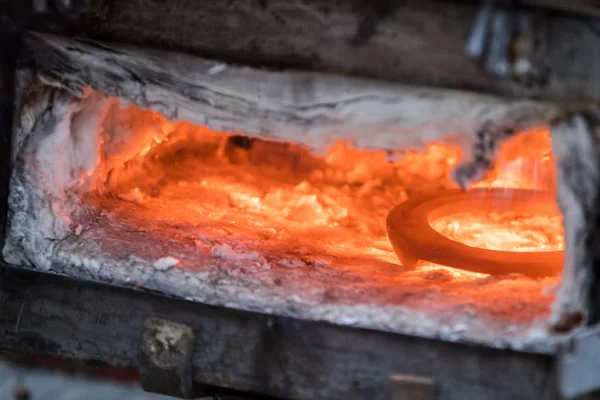 Demirci bir at nalı hazırlıyor.