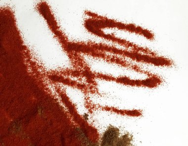 Doğu'nun sıcak boğucu nefes sıcak bir hatırlatma olarak beyaz bir arka plan üzerinde doymuş ateşli kırmızı, turuncu ve yeşil renklerin kurutulmuş baharatlı baharat ve otlar parçacıkların bir saçılma