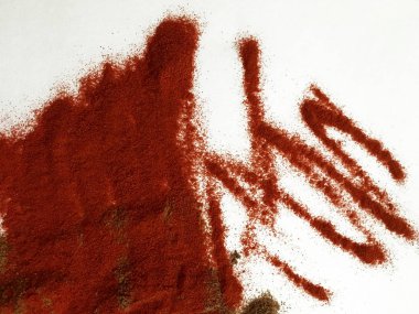 Doğu'nun sıcak boğucu nefes sıcak bir hatırlatma olarak beyaz bir arka plan üzerinde doymuş ateşli kırmızı, turuncu ve yeşil renklerin kurutulmuş baharatlı baharat ve otlar parçacıkların bir saçılma