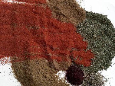 Doğu'nun sıcak boğucu nefes sıcak bir hatırlatma olarak beyaz bir arka plan üzerinde doymuş ateşli kırmızı, turuncu ve yeşil renklerin kurutulmuş baharatlı baharat ve otlar parçacıkların bir saçılma