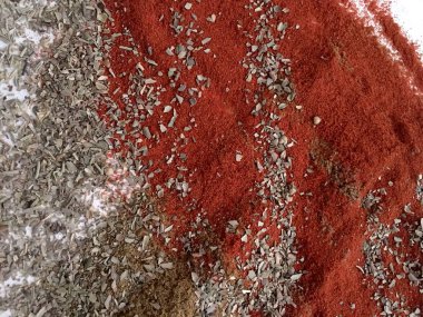 Doğu'nun sıcak boğucu nefes sıcak bir hatırlatma olarak beyaz bir arka plan üzerinde doymuş ateşli kırmızı, turuncu ve yeşil renklerin kurutulmuş baharatlı baharat ve otlar parçacıkların bir saçılma