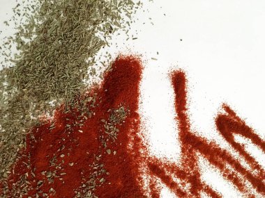 Doğu'nun sıcak boğucu nefes sıcak bir hatırlatma olarak beyaz bir arka plan üzerinde doymuş ateşli kırmızı, turuncu ve yeşil renklerin kurutulmuş baharatlı baharat ve otlar parçacıkların bir saçılma