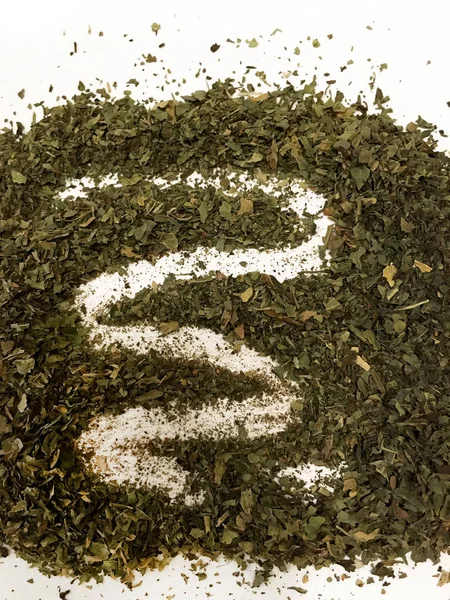 Doğu'nun sıcak boğucu nefes sıcak bir hatırlatma olarak beyaz bir arka plan üzerinde doymuş ateşli kırmızı, turuncu ve yeşil renklerin kurutulmuş baharatlı baharat ve otlar parçacıkların bir saçılma