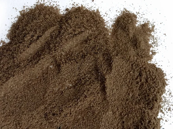 Doğu'nun sıcak boğucu nefes sıcak bir hatırlatma olarak beyaz bir arka plan üzerinde doymuş ateşli kırmızı, turuncu ve yeşil renklerin kurutulmuş baharatlı baharat ve otlar parçacıkların bir saçılma