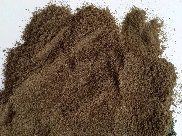 Doğu'nun sıcak boğucu nefes sıcak bir hatırlatma olarak beyaz bir arka plan üzerinde doymuş ateşli kırmızı, turuncu ve yeşil renklerin kurutulmuş baharatlı baharat ve otlar parçacıkların bir saçılma