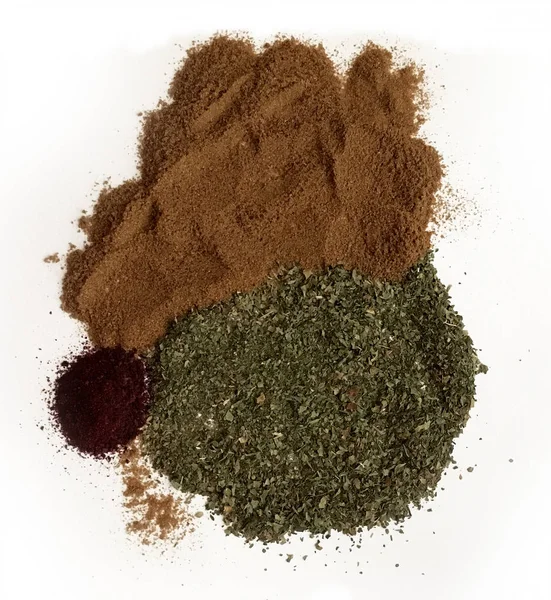 Doğu'nun sıcak boğucu nefes sıcak bir hatırlatma olarak beyaz bir arka plan üzerinde doymuş ateşli kırmızı, turuncu ve yeşil renklerin kurutulmuş baharatlı baharat ve otlar parçacıkların bir saçılma