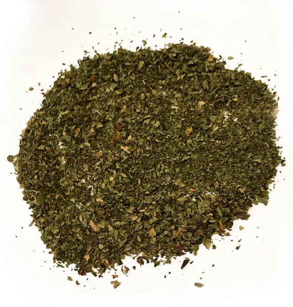 Doğu'nun sıcak boğucu nefes sıcak bir hatırlatma olarak beyaz bir arka plan üzerinde doymuş ateşli kırmızı, turuncu ve yeşil renklerin kurutulmuş baharatlı baharat ve otlar parçacıkların bir saçılma