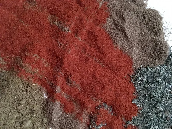 Doğu'nun sıcak boğucu nefes sıcak bir hatırlatma olarak beyaz bir arka plan üzerinde doymuş ateşli kırmızı, turuncu ve yeşil renklerin kurutulmuş baharatlı baharat ve otlar parçacıkların bir saçılma