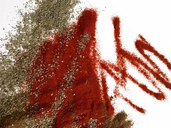 Doğu'nun sıcak boğucu nefes sıcak bir hatırlatma olarak beyaz bir arka plan üzerinde doymuş ateşli kırmızı, turuncu ve yeşil renklerin kurutulmuş baharatlı baharat ve otlar parçacıkların bir saçılma