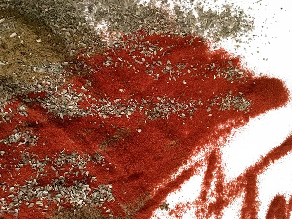 Doğu'nun sıcak boğucu nefes sıcak bir hatırlatma olarak beyaz bir arka plan üzerinde doymuş ateşli kırmızı, turuncu ve yeşil renklerin kurutulmuş baharatlı baharat ve otlar parçacıkların bir saçılma