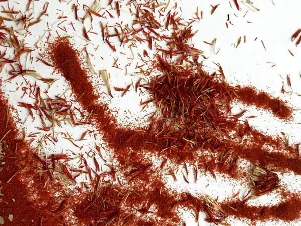 Doğu'nun sıcak boğucu nefes sıcak bir hatırlatma olarak beyaz bir arka plan üzerinde doymuş ateşli kırmızı, turuncu ve yeşil renklerin kurutulmuş baharatlı baharat ve otlar parçacıkların bir saçılma