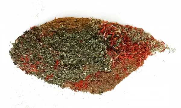 Doğu'nun sıcak boğucu nefes sıcak bir hatırlatma olarak beyaz bir arka plan üzerinde doymuş ateşli kırmızı, turuncu ve yeşil renklerin kurutulmuş baharatlı baharat ve otlar parçacıkların bir saçılma