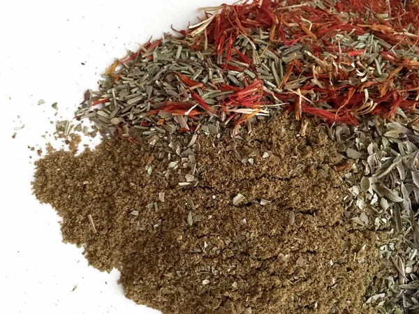 Doğu'nun sıcak boğucu nefes sıcak bir hatırlatma olarak beyaz bir arka plan üzerinde doymuş ateşli kırmızı, turuncu ve yeşil renklerin kurutulmuş baharatlı baharat ve otlar parçacıkların bir saçılma