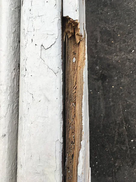 Kırık beyaz boyalı ahşap çubuklar