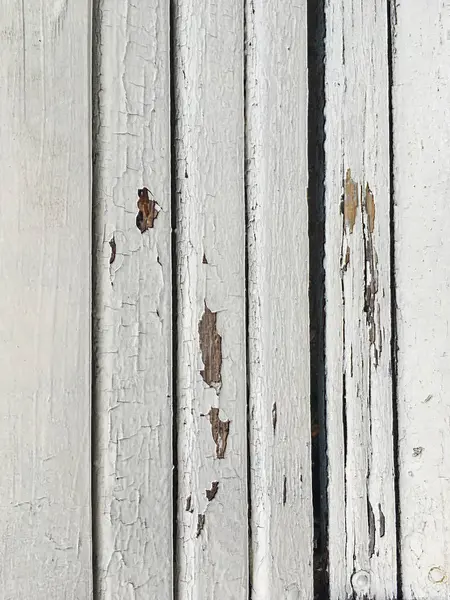 Beyaz boya ile boyanmış ahşap tahtalardan yapılmış eski bir çatlak bank Parçası