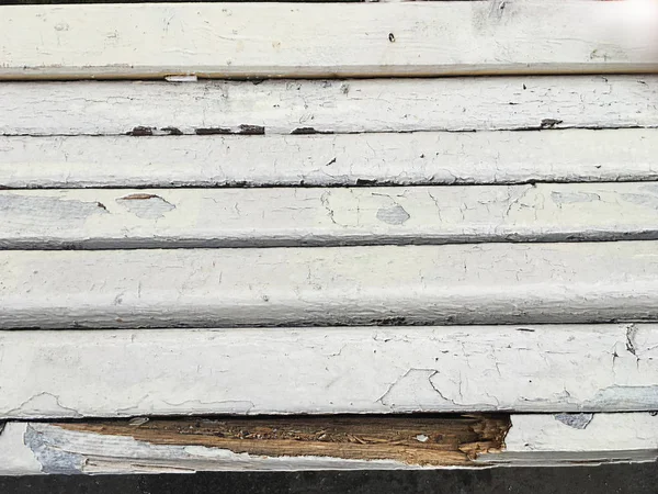 Kırık beyaz boyalı ahşap çubuklar