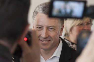 Sloviansk, Ukrayna - 15 Mayıs 2018: Kurt Volker, ABD Dışişleri Bakanlığı Ukrayna, gazeteciler ve Basın Merkezi ziyaretçileri arasında Slavyansk için özel temsilcisi