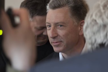 Sloviansk, Ukrayna - 15 Mayıs 2018: Kurt Volker, ABD Dışişleri Bakanlığı Ukrayna, gazeteciler ve Basın Merkezi ziyaretçileri arasında Slavyansk için özel temsilcisi