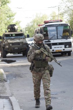 Sloviansk, Ukrayna - 15 Mayıs 2018: Askeri Ukrayna silahlı kuvvetleri Kurt Volcker'ın basın toplantısında Sloviansk koru