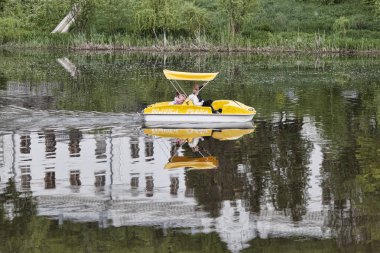 Sviatohirsk, Ukrayna - 13 Mayıs 2017: Bilinmeyen bir aile Seversky Donets Nehri boyunca su bisiklet ile gidiyor. Bu eğlence sıcak mevsim popülerdir