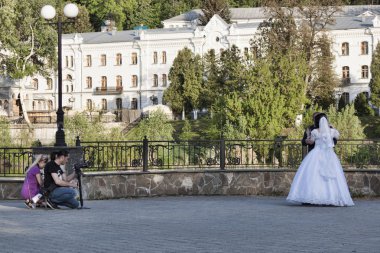 Sviatohirsk, Ukrayna - 6 Mayıs 2018: Sviatohirsk dolgu üzerinde bilinmeyen fotoğrafçılar, düğün için favori bir yer çiftler.