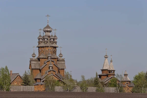 令人惊讶的是 所有圣徒的木制 Skete 都在圣山上 在圣东正的东南 Sviatohirsk 亚历山大涅夫斯基 — 图库照片