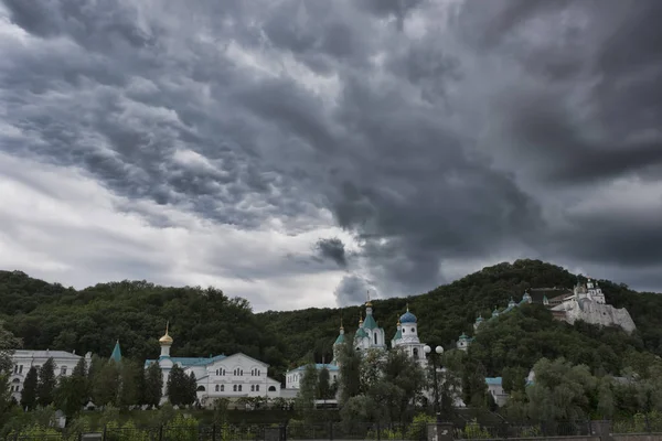 Sviatohirsk 修道院 劇的な空 — ストック写真