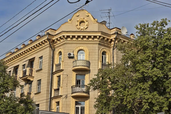乌克兰哈尔科夫 2014年6月8日 哈尔科夫不远处舍甫琴科纪念碑的一栋住宅楼 — 图库照片