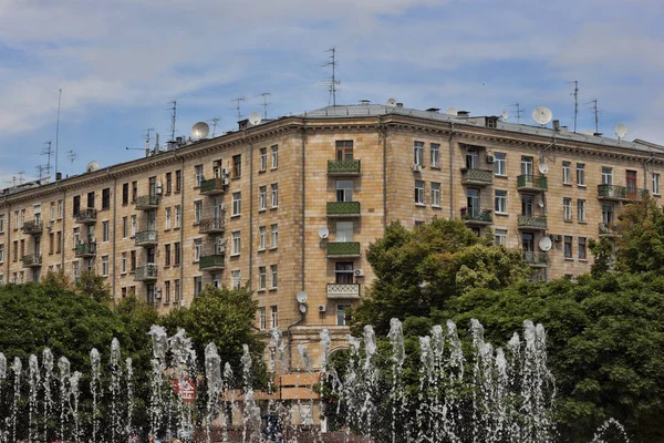 Kharkiv, Ukrayna - 13 Haziran 2011: Bir konut evde Kharkiv opera binası uzak olmayan