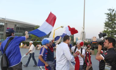 Donetsk, Ukrayna - 23 Haziran 2012: Bfmtv gazeteciler ve taraftarların Donetsk Euro 2012 maçtan önce Fransız milli takımının
