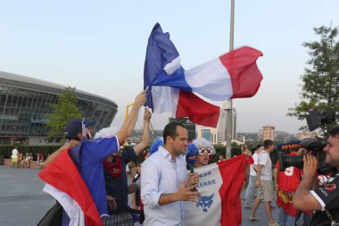 Donetsk, Ukrayna - 23 Haziran 2012: Bfmtv gazeteciler ve taraftarların Donetsk Euro 2012 maçtan önce Fransız milli takımının