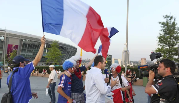 Donetsk, Ukrayna - 23 Haziran 2012: Bfmtv gazeteciler ve taraftarların Donetsk Euro 2012 maçtan önce Fransız milli takımının