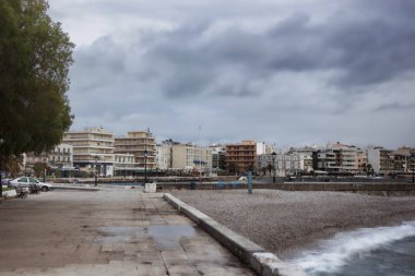 Bulutlu bir yaz gününde Loutraki terk edilmiş bir dolgu