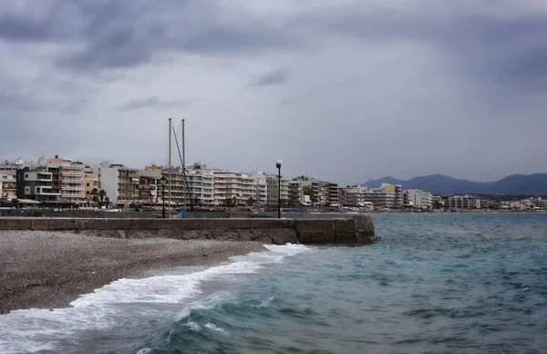 Öde Strand Piren Loutraki Molnig Sommardag — Stockfoto