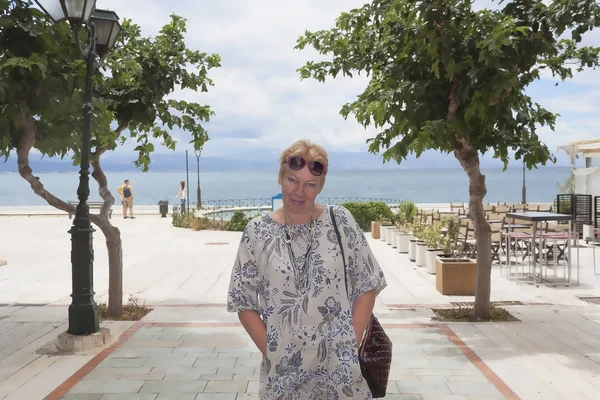 Retrato Una Mujer Edad Madura Sobre Fondo Terraplén Mar — Foto de Stock