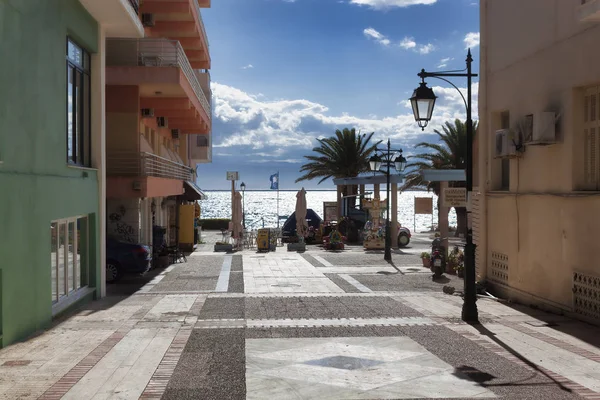 Loutraki Griekenland Juni 2018 Straat Van Loutraki Een Bewolkte Zomerdag — Stockfoto