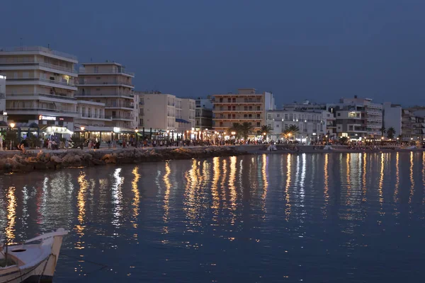 Loutraki seti gece geç saatte aydınlanır. İyon Denizi Korint Körfezi, Yunanistan