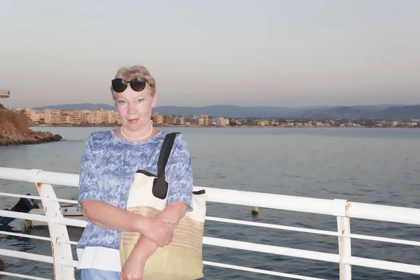 Una Mujer Madura Terraplén Cerca Del Mar — Foto de Stock