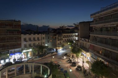 Loutraki, Yunanistan - 28 Haziran 2018: Meydanı 25 Mart gece, en iyi manzaraya geç. Hep burada gürültülü mü