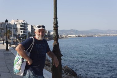 Bir elektrik direği Loutraki sahildeki Yunanistan olgun yaşta bir adam portresi