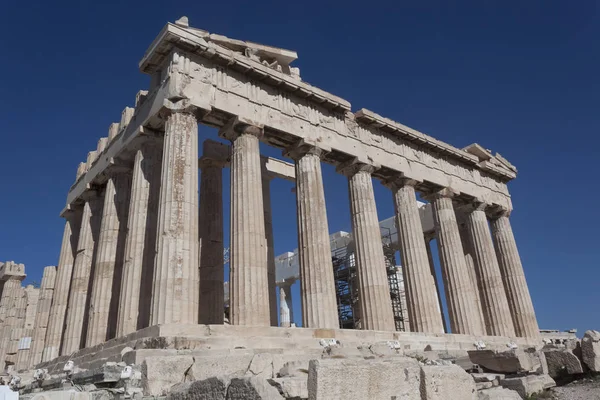 パルテノン神殿はアテネのアクロポリスに位置する古代ギリシャの神殿 古代の建築の記念碑です — ストック写真
