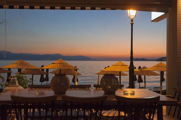 Bord Café Vid Vattnet Loutraki Grekland Kvällen Efter Solnedgången — Stockfoto