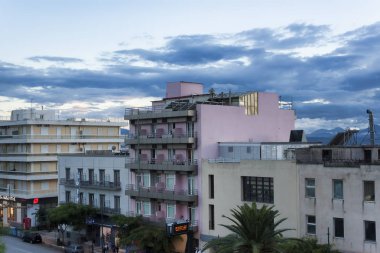 LOUTRAKI, GREECE - 27 Haziran 2018: Bulutlu bir yaz gününde Loutraki caddesinde