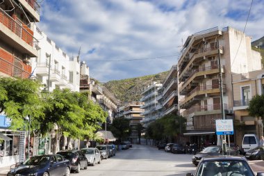 Loutraki, Yunanistan - 28 Haziran 2018: sokakta Loutraki, bulutlu yaz gününde