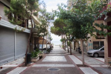 LOUTRAKI, GREECE - 27 Haziran 2018: Bulutlu bir yaz gününde Loutraki caddesinde
