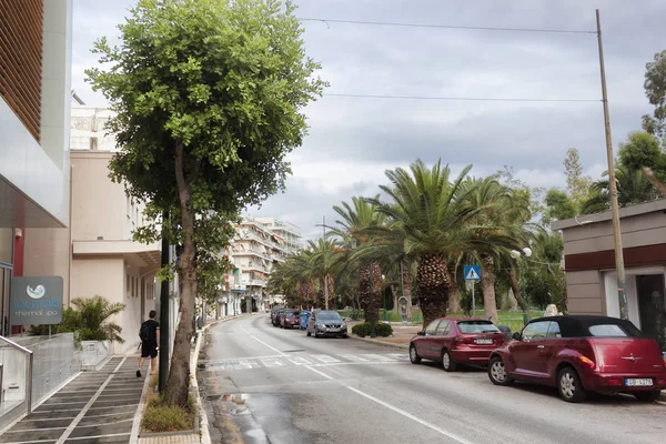 Loutraki Griekenland Juni 2018 Straat Van Loutraki Een Bewolkte Zomerdag — Stockfoto